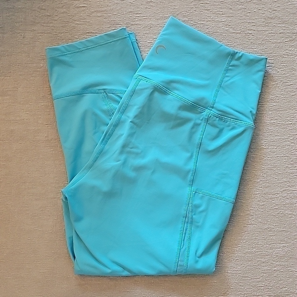 ZYIA ACTIVE robin's egg blue leggings in size 8 - 10. Capri length. Great cond.